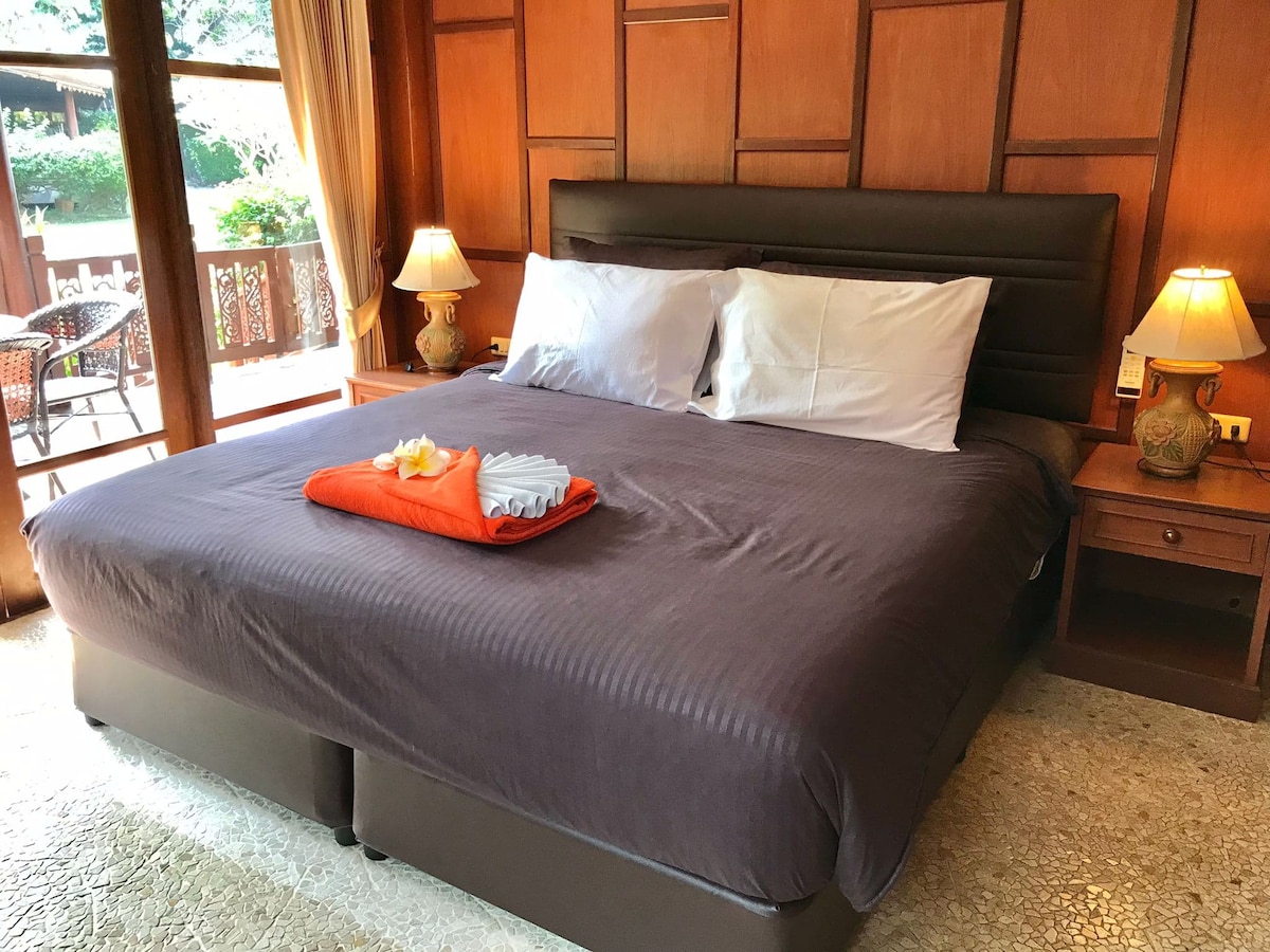 Habitación con cama y colchón nuevos muy cómodos y astillados comprados en abril de 2022. 
La habitación de invitados tiene una vista del jardín y acceso directo a la terraza. 