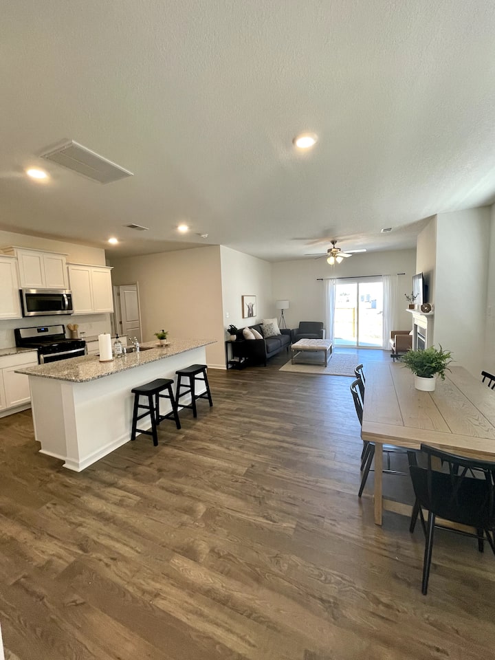 5 bedroom 3 bathroom near South College