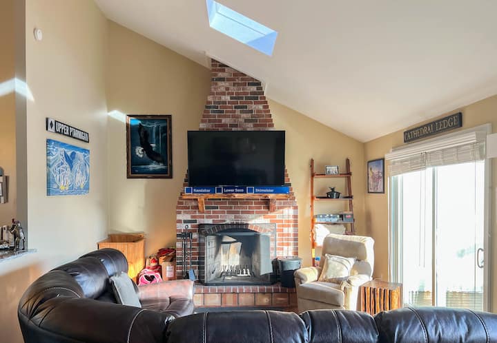N. Conway "Hidden Gem" Views On 3 Levels & Hot Tub - North Conway, NH