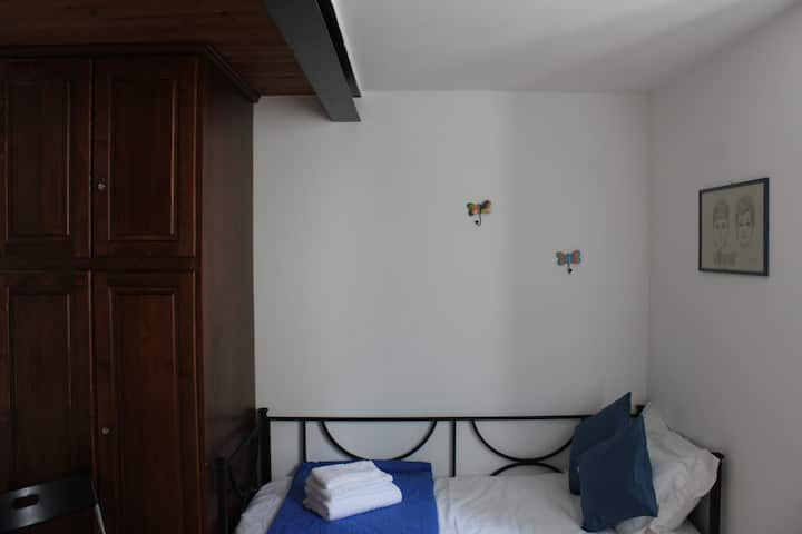 საძინებელი (ორი ერთადგილიანი საწოლი) სამუშაო მაგიდით და ელექტრონული იატაკით