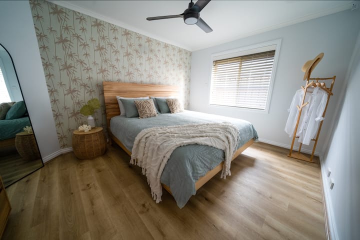 Chumba cha kulala 2 (Palm Beach) kilicho na chumba cha kifahari cha kitanda cha King na vitambaa vyote vya kitanda vinavyotolewa kwa ukaaji wako. Shabiki wa darini kwa usiku wa joto. Kitundika nguo, kioo kirefu na kabati refu la nguo.