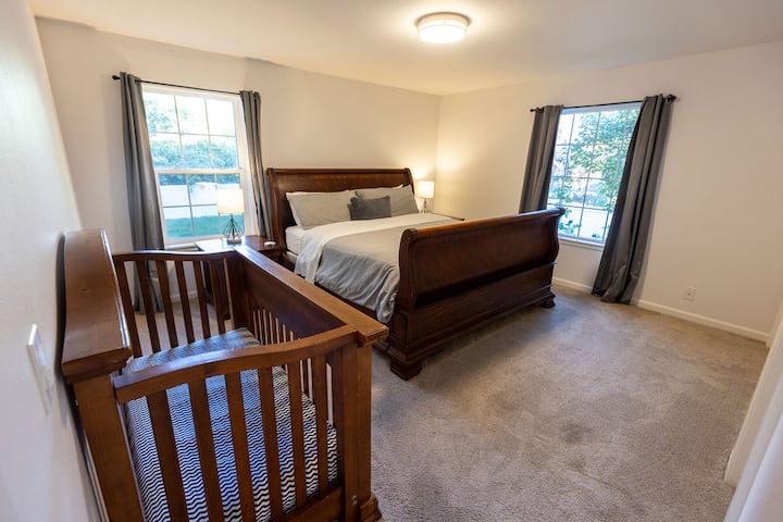 Втора спалня с двойно легло и детско креватче