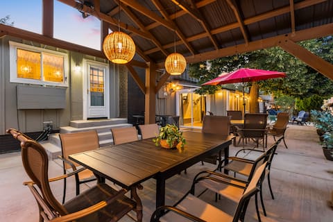 Hot Tub, 2 living rms, Red Rocks, Views, Sleeps 12