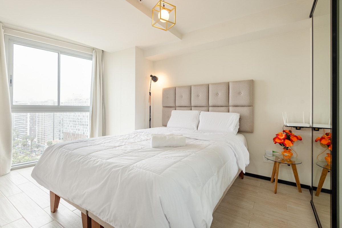 Disfruta de una cómoda y lujosa noche de sueño en mi cama tamaño queen con un colchón de alta calidad y sábanas de algodón nítidas. 
Mi dormitorio también cuenta con un impresionante espejo del suelo al techo para mayor elegancia y comodidad.