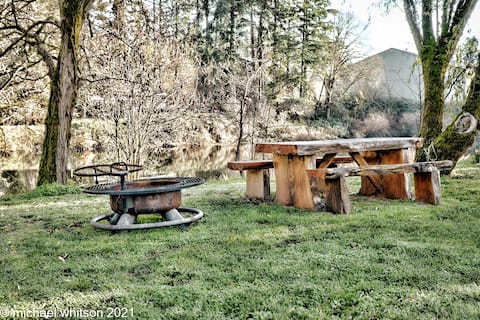 2 Acre, Pond View Home, with Hot-tub & BBQ FOR 16