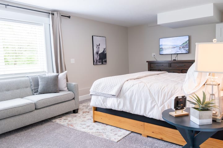 غرفة النوم الثالثة - سرير كبير في الطابق السفلي.