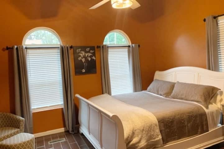 Grote slaapkamer #2 met kingsize bed.