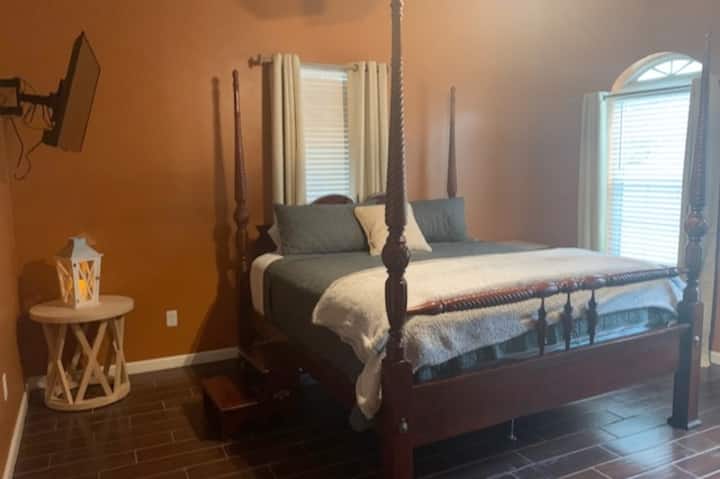 Grote slaapkamer #1 met kingsize bed.