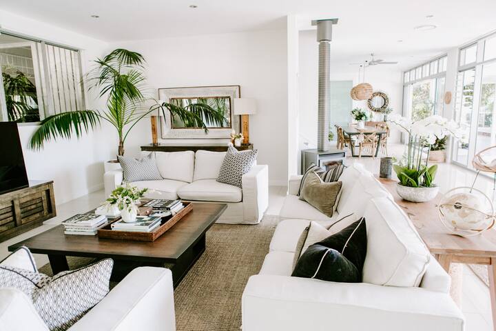 Stunning 4 bed/4 bath home overlooking golf course gallery image 3