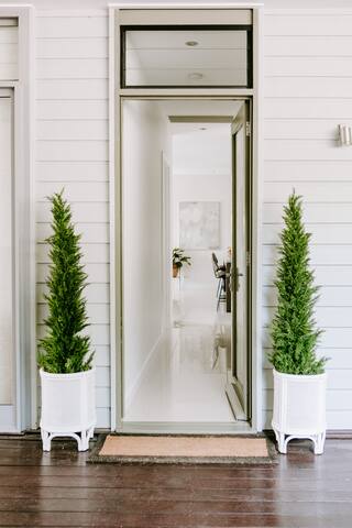 Stunning 4 bed/4 bath home overlooking golf course gallery image 2