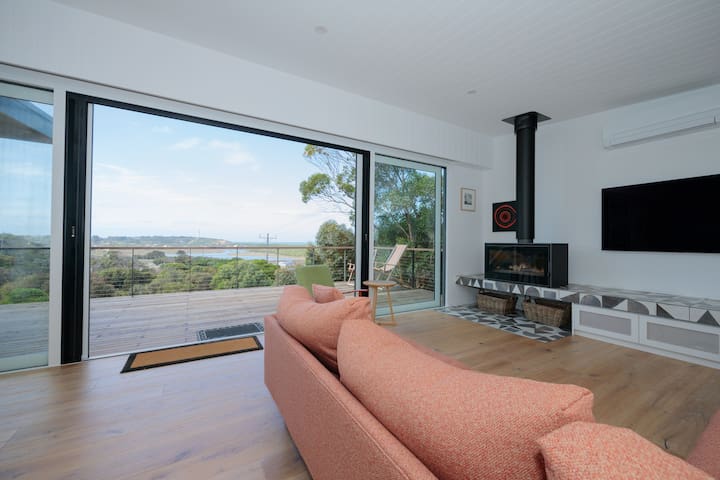 Hilltop Vistas – Pet Friendly!