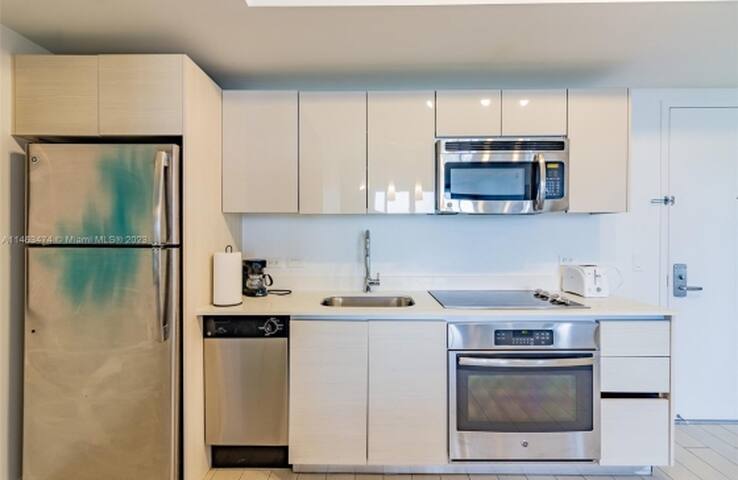 Sunny 2bd/2ba Condo in Hallandale Beach gallery image 4