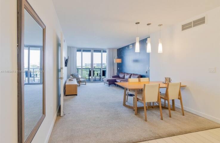 Sunny 2bd/2ba Condo in Hallandale Beach gallery image 3