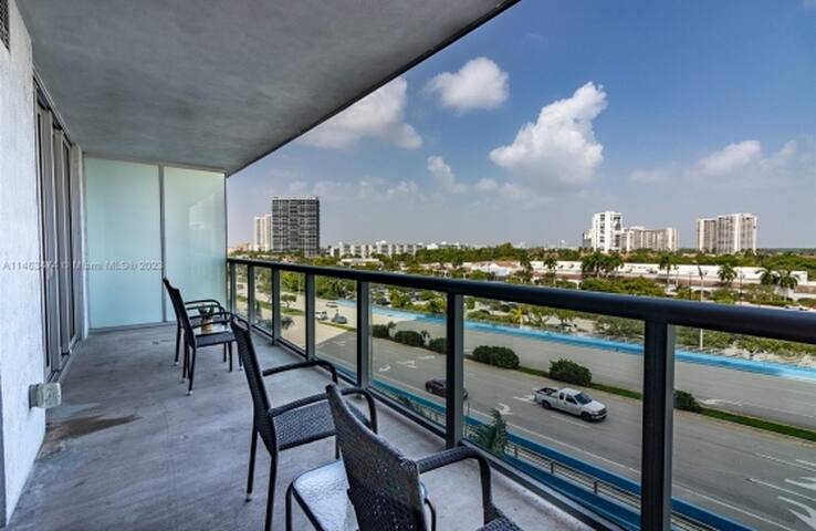 Sunny 2bd/2ba Condo in Hallandale Beach gallery image 2