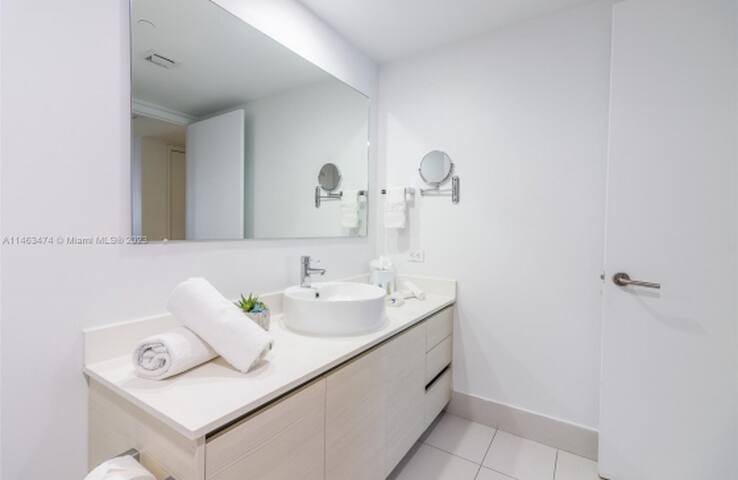 Sunny 2bd/2ba Condo in Hallandale Beach gallery image 5