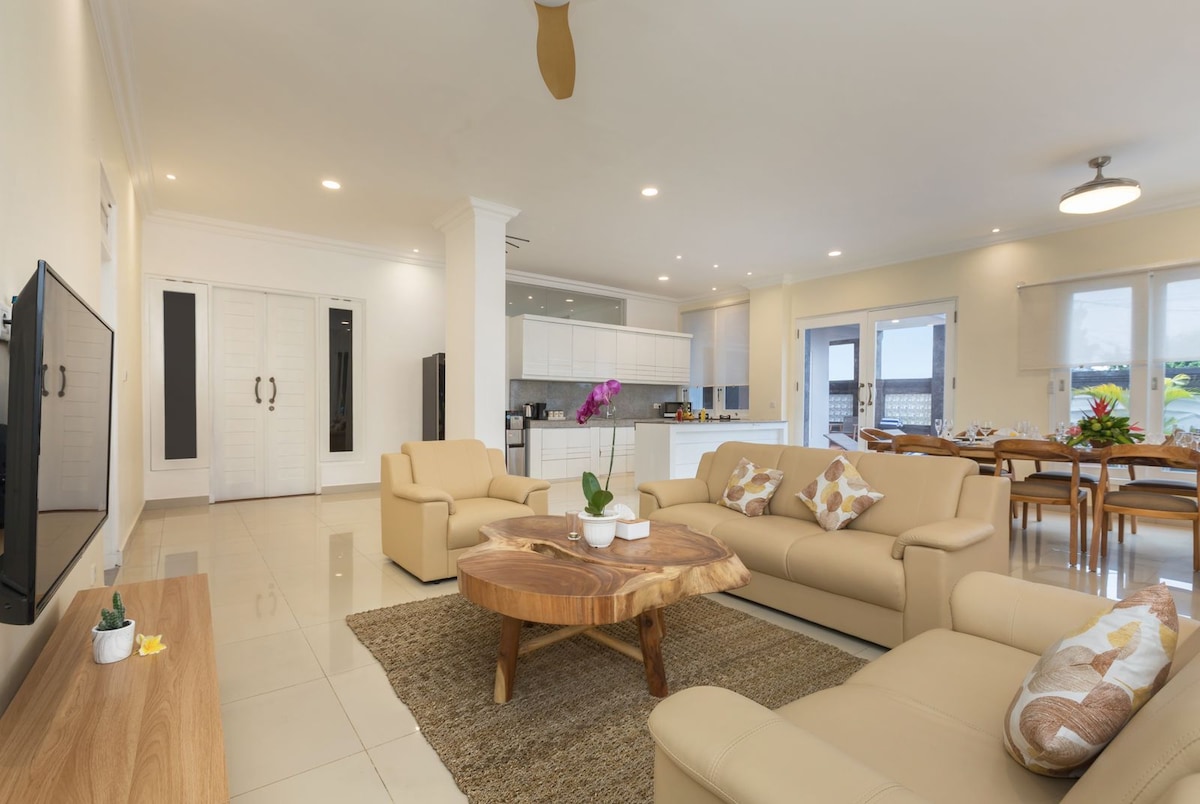 Villa in South Kuta · 3 bedrooms · 3 beds · 3 private baths, συγκρίσιμο Airbnb