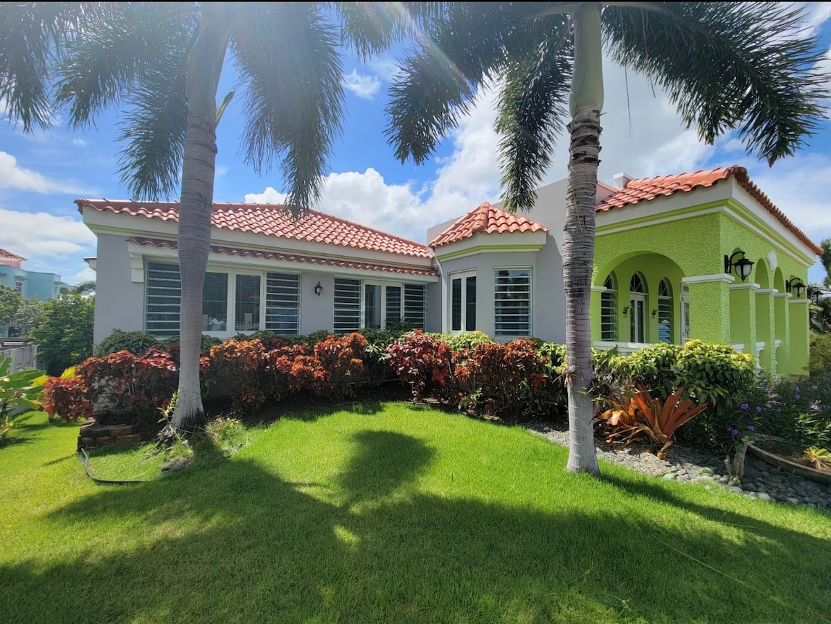 Villa Volcy, Luxurious Island Retreat in Boquerón Houses for Rent in