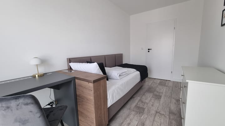 Chambre avec un lit simple.