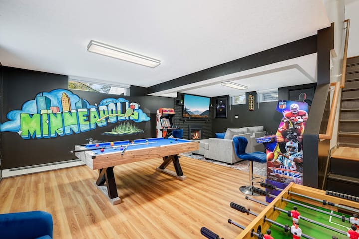 Hot Tub Theatre Sauna Arcade Games Gym Sleeps10 gallery image 2