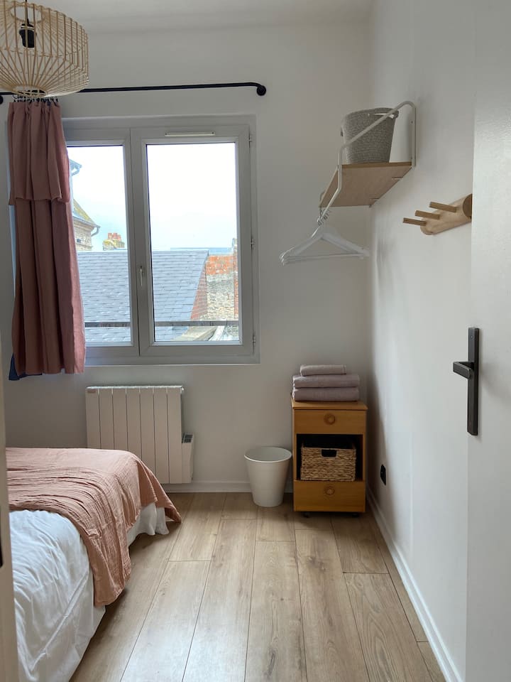 el dormitorio 2 tiene un ambiente suave y bohemio, con cama doble, espacio para colgar, secador de pelo y enchufes de repuesto.