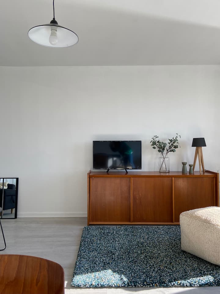 amplio y tranquilo salón y comedor
el apartamento tiene 76 M2 en total, por lo que tendrás un montón de espacio, ya sea viajando en pareja o incluso en grupo