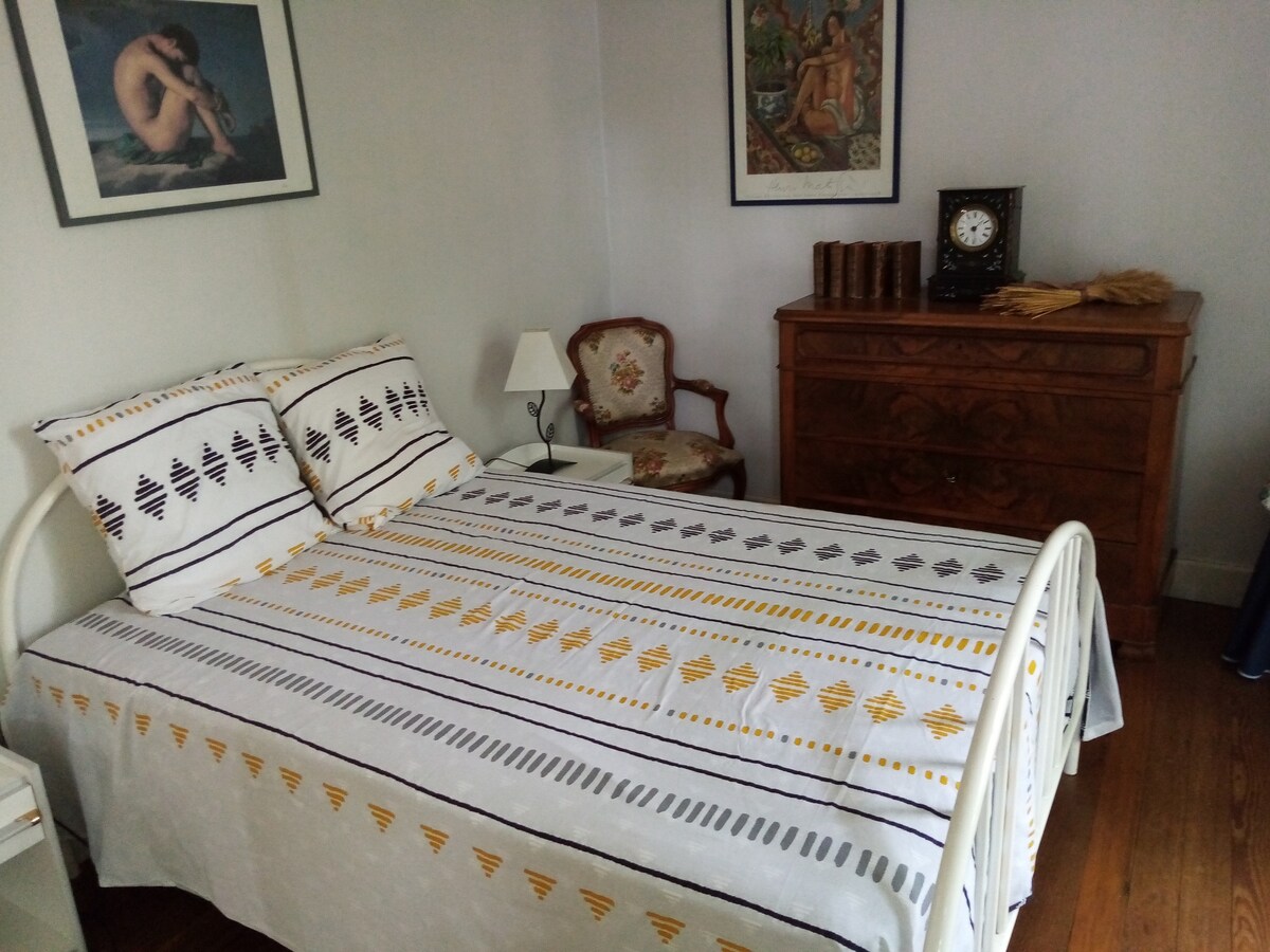 非常漂亮的「蓝色」房间，可欣赏村庄广场的全景。