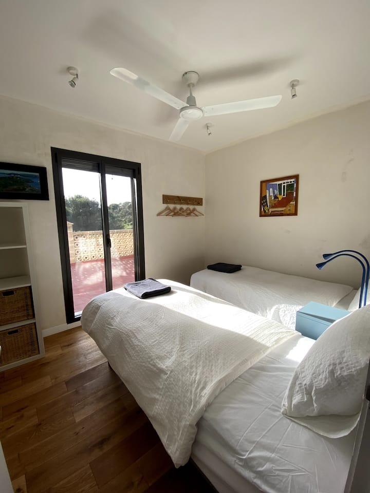 卧室3.两张单人床，可轻松拼在一起。通往露台的门。