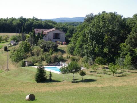 Haven of family peace, swimming pool and jacuzzi