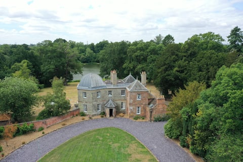Georgian Lake Mansion with Grounds in Parkland