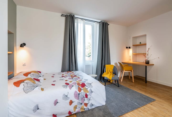 King size bed and extra desk.
All bedding is provided