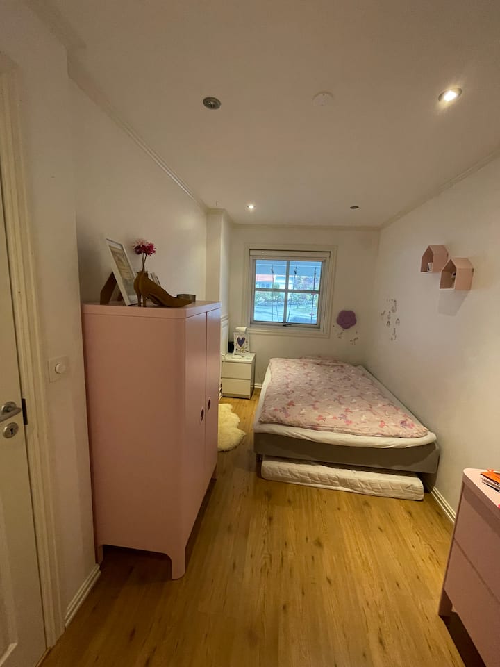 Спална соба 2, подрум, кревет со димензии 140x200cm, дополнителен душек за кат 130x200.