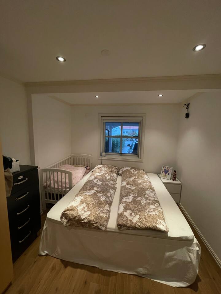 Главна спална соба, двоен кревет од 180x200cm.  Исто така, кревет за прскање за бебе.