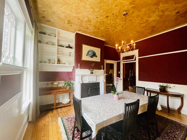 Grand Victorian home –walk to downtown gallery image 4