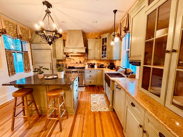 Grand Victorian home –walk to downtown gallery image 2