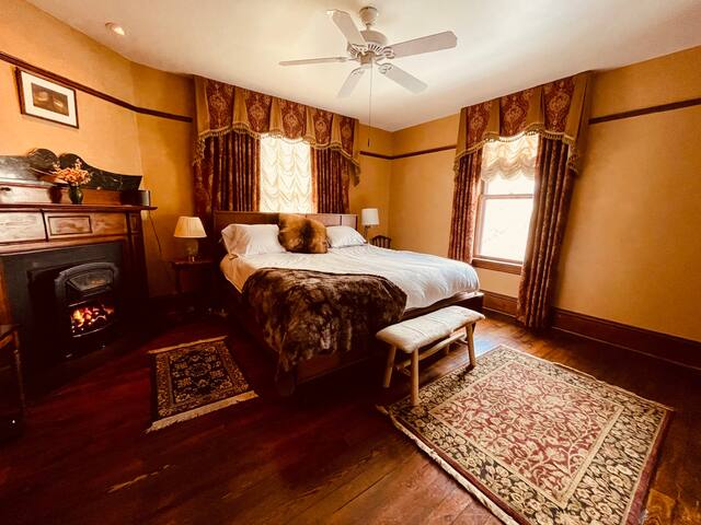 Grand Victorian home –walk to downtown gallery image 5