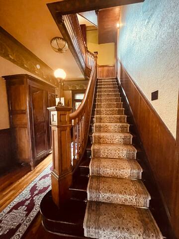 Grand Victorian home –walk to downtown gallery image 3