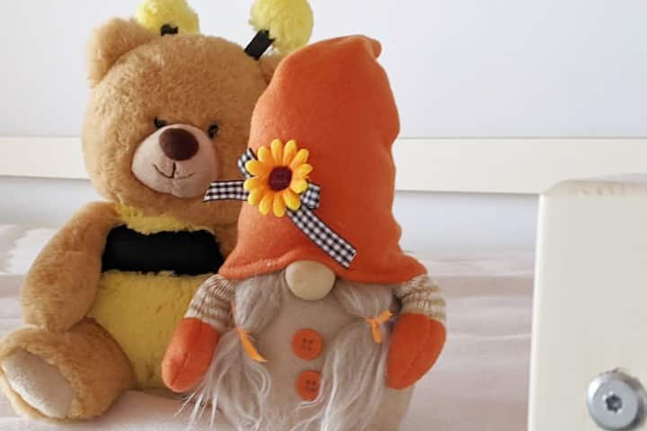 Nuestros amigos de la base de abejas.  Asegúrate de estar escondido en nuestra casa adosada.  ¿Puedes encontrarlos?