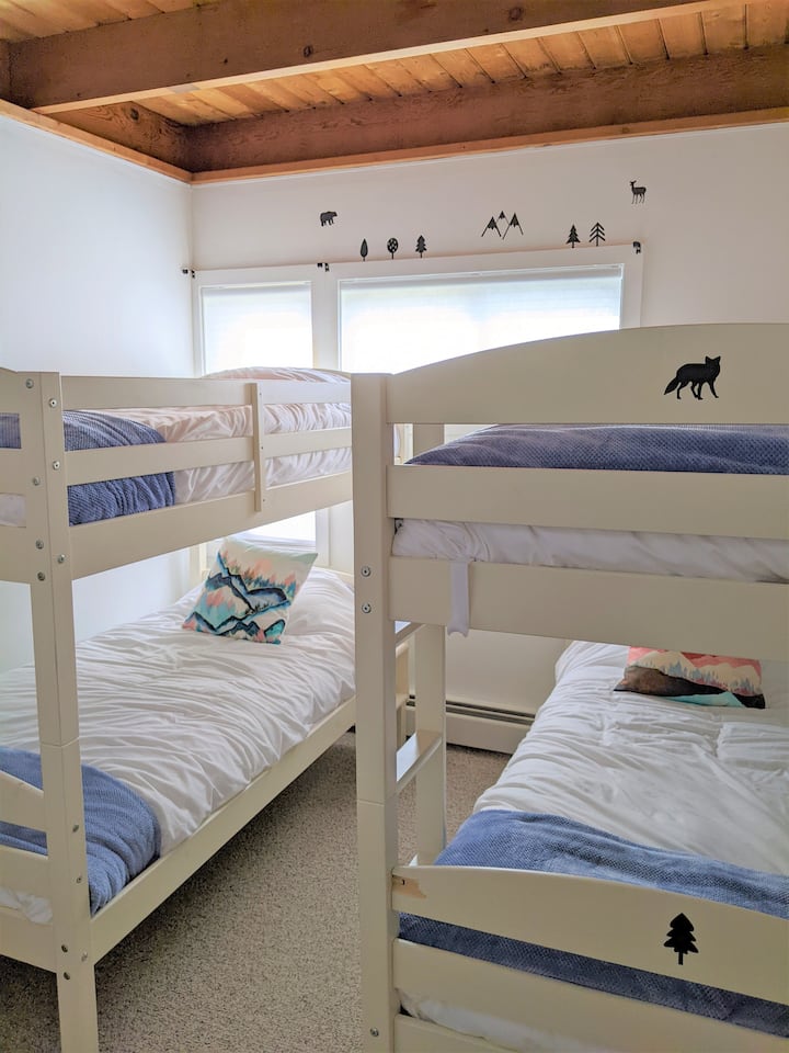 Cuatro acogedoras literas disponibles para descansar a los pequeños viajeros.  (También es excelente para el edificio Fort).