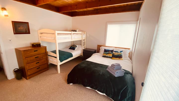 Esta cama tamaño queen y habitación litera ofrece espacio adicional para esas familias que deseen dormir juntas.