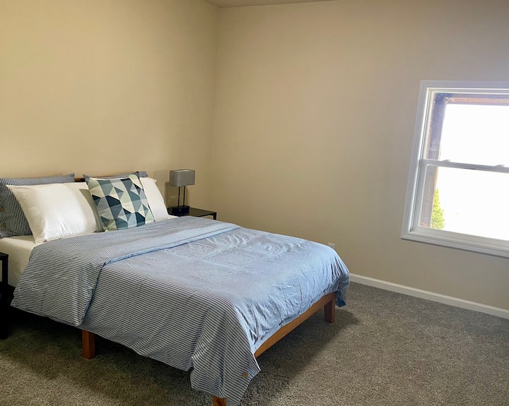 غرفة نوم تضم سرير كوين