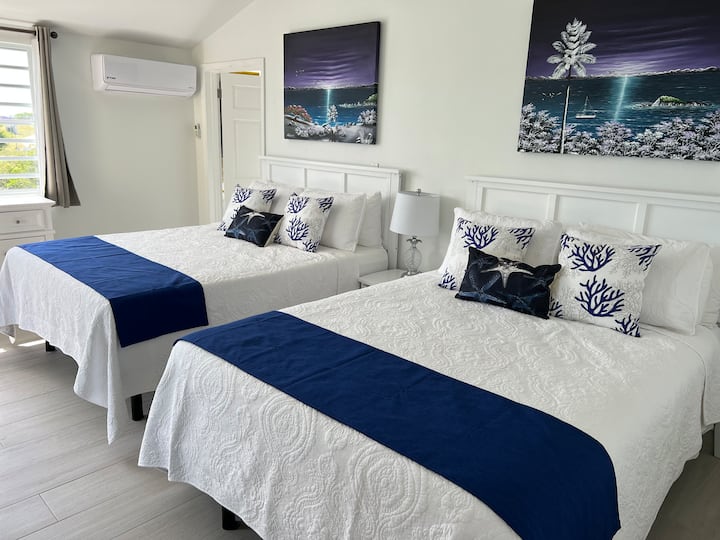 2nd bedroom with (2) queen size beds.