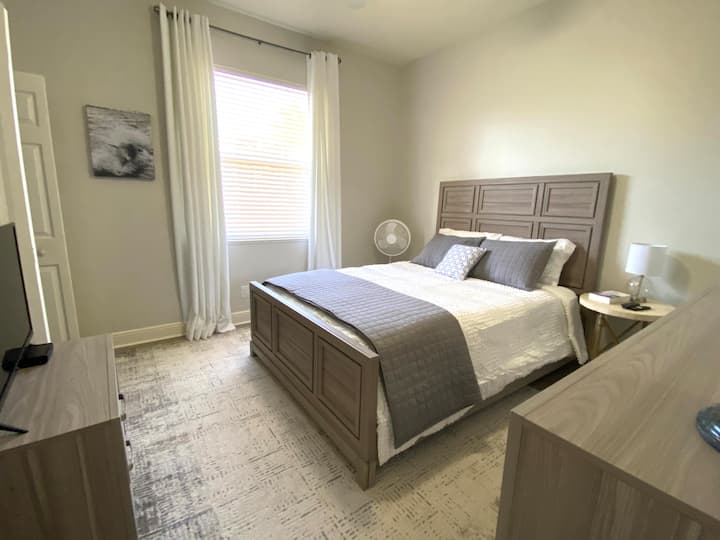 4th Bedroom- Queen Bed - ceiling fan, TV, new furniture