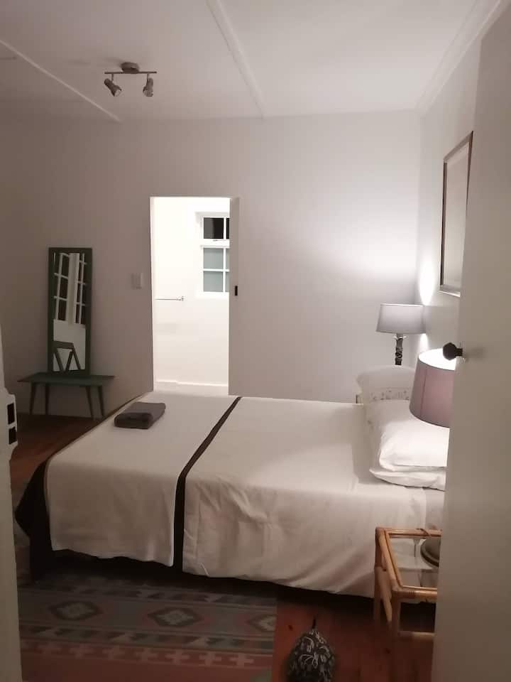 Ორადგილიანი საწოლი, წინა ოთახი, აუზითა და უნიტაზით