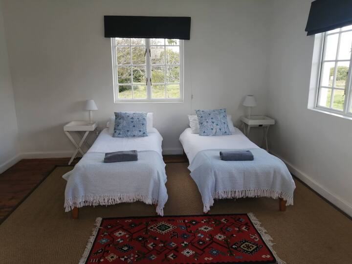 Ორი ერთადგილიანი საწოლი, Ou Kombuis ‑ ის მიღმა, საზიარო საშხაპით, აუზითა და უნიტაზით