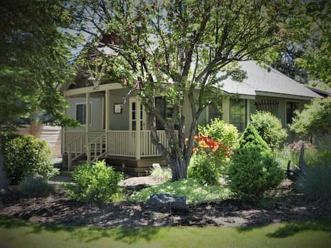 Cozy, Pet Friendly, Hot Tub. Garage.