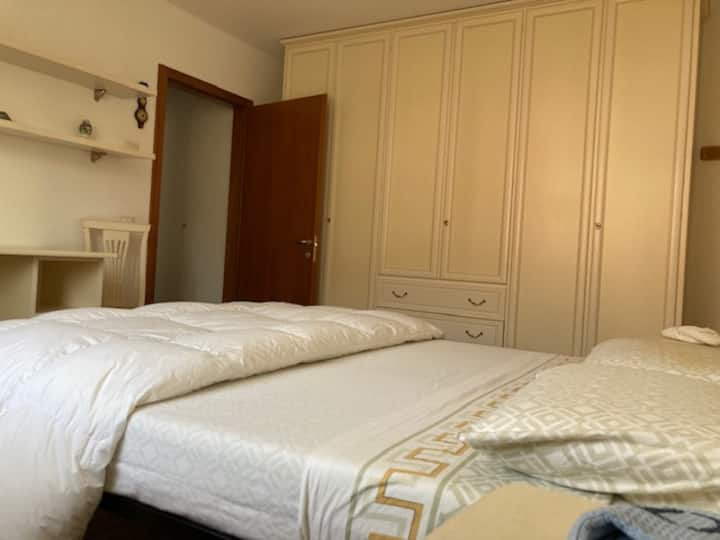 dhoma e dytë e gjumit e kompletuar nga tavolina e punës, me karrige të bashkangjitur ideale për seanca studimi edhe pse me pushime dhe një dollap të madh ku mund të ruash sendet e tua personale 