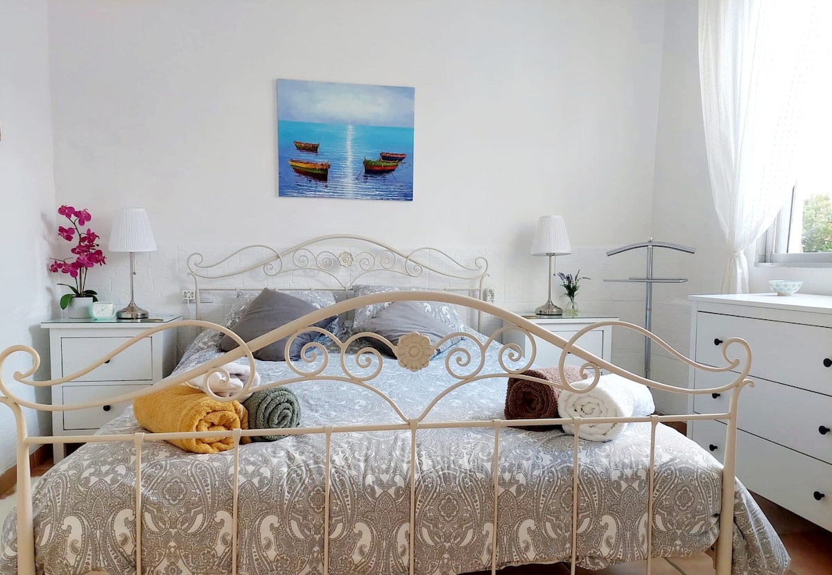 Glavna spavaća soba, s bračnim krevetom, gleda na privatnu terasu u stražnjem dijelu kuće. 