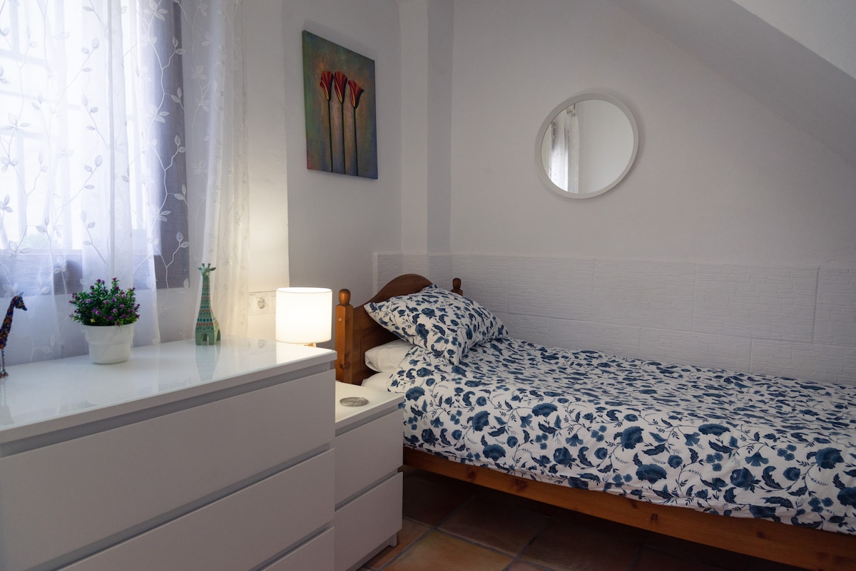 Jednokrevetna soba nalazi se ispred kuće, nasuprot spavaće sobe s 2 odvojena kreveta.
Ako dolazite na duži boravak i želite raditi od kuće, ova se soba može urediti s radnim stolom i uredskom stolicom. Samo nam pošaljite poruku kad rezervirate.