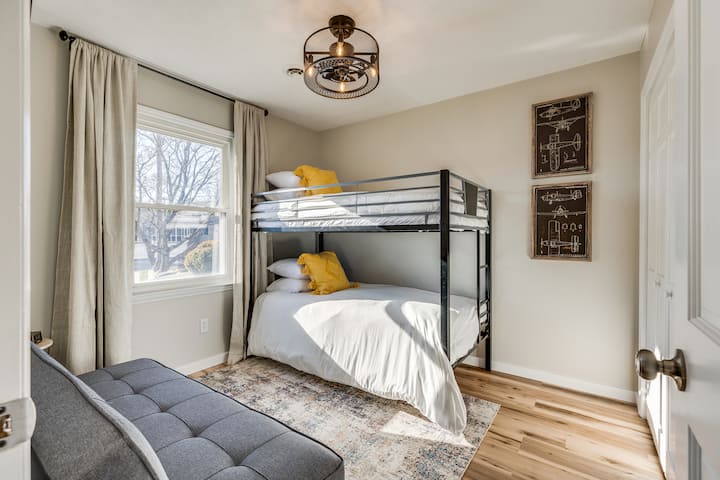 Krevate marinari dhe zona lojërash për fëmijë me televizor inteligjent HD.