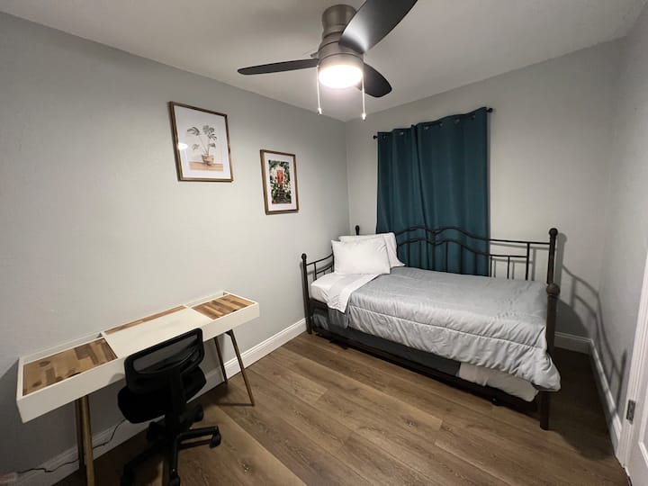 سرير نهاري مزدوج، مع سرير مزدوج.